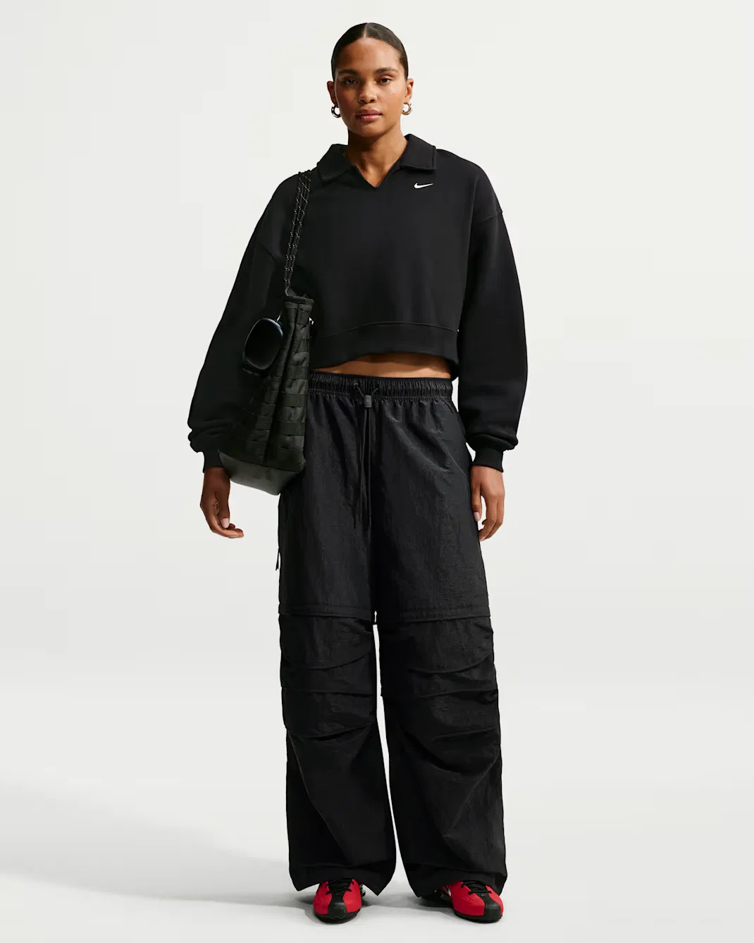 Женская укороченная рубашка-поло свободного кроя Nike Studio Fleece Medium Weight, Total Black/Sail — фото 4