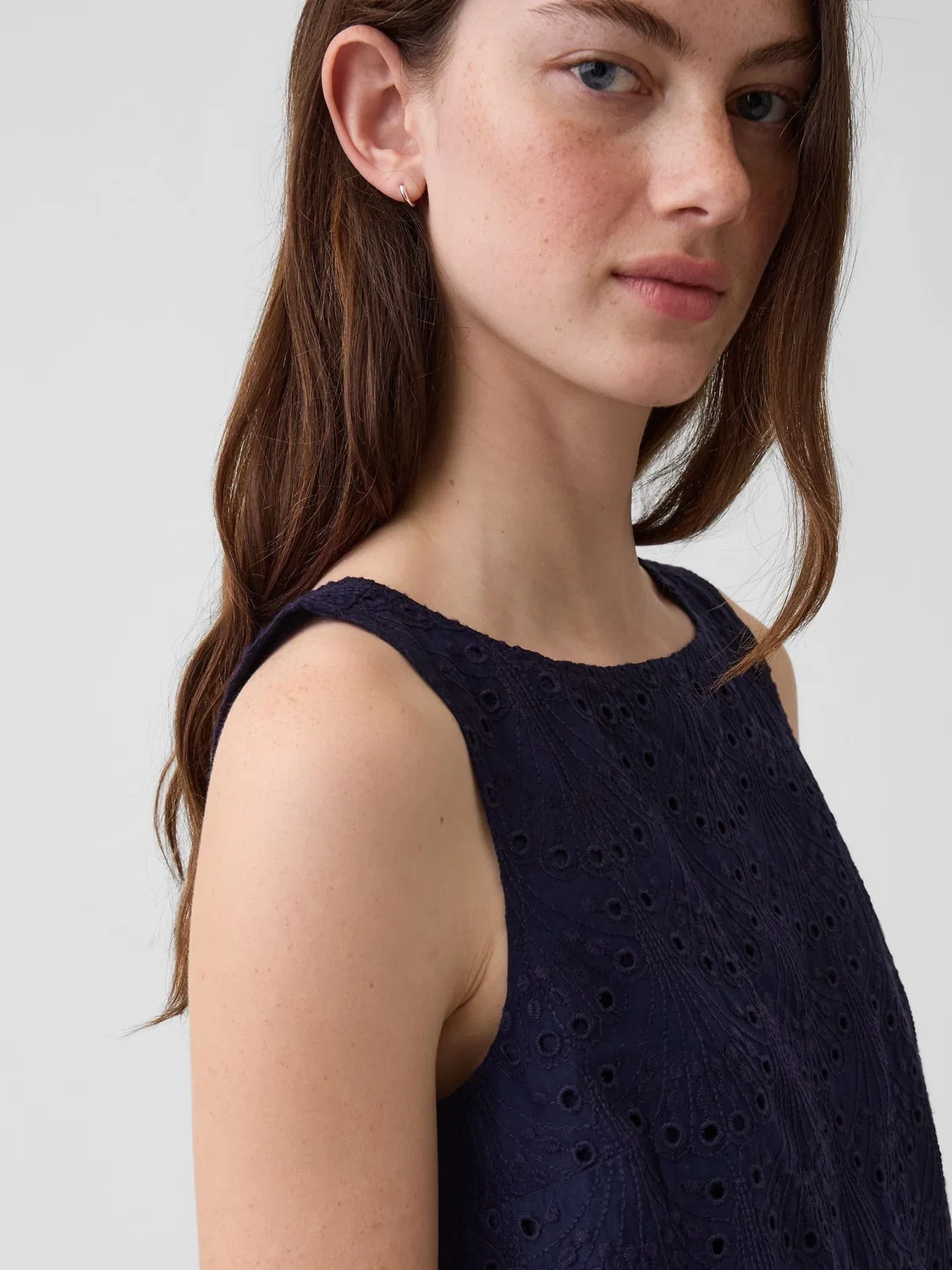 Жилет-топ с вышивкой Gap Navy Eyelet Crop Shell Vest, темно-синий — фото 4
