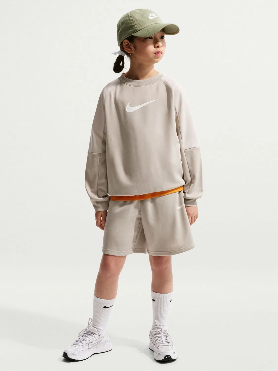 Спортивный костюм Nike Neutral Crew and Shorts Nike, нейтральный