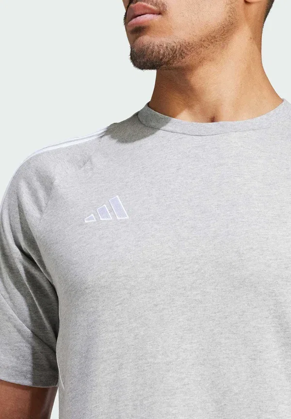 Футболка Adidas Performance Tiro 24 Sweat Tee Print, средне-серый меланж с белым — фото 3