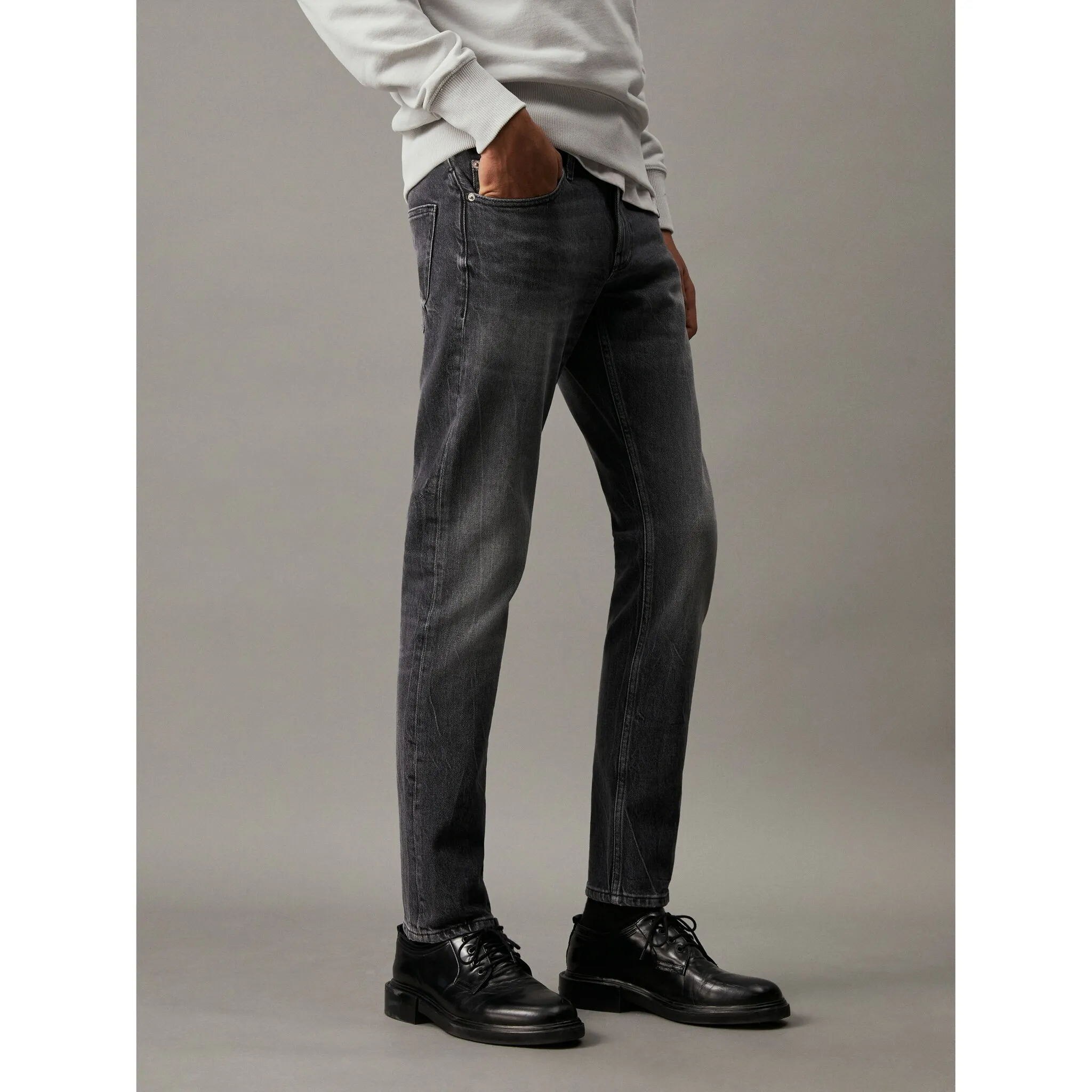 

Узкие джинсы Calvin Klein Jeans SLIM классической формы с пятью карманами, серый