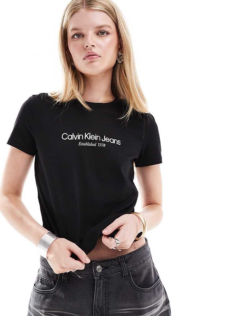 

Calvin Klein Jeans – Institutional – Короткая футболка черного цвета с графикой