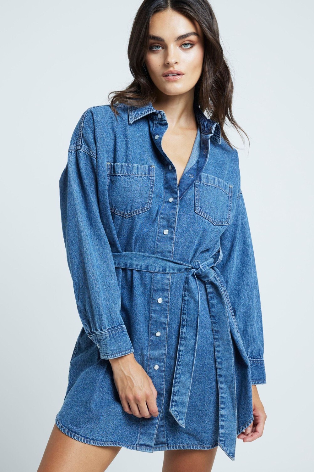 

Платье рубашка из денима с поясом River Island, синий