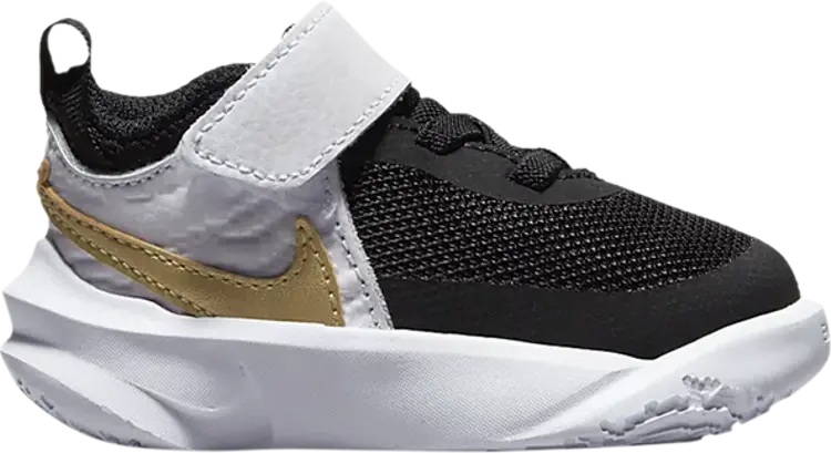 

Кроссовки Nike Team Hustle D10 TD 'Black White Metallic Gold', черный