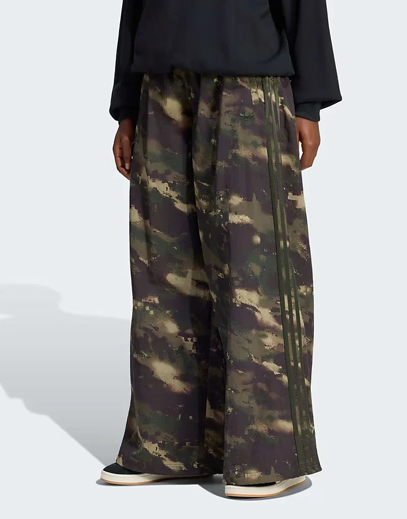 Спортивные брюки Adidas Originals Camouflage Adilenium в цвете Night Cargo/Aurora Coffee