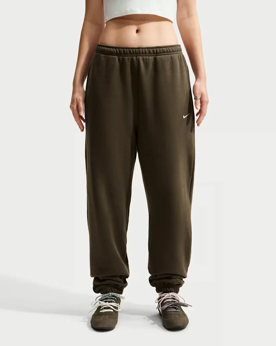Женские брюки с высокой посадкой, свободного кроя и манжетами Nike Studio Fleece Medium Weight, Dark Hazel/Sail — фото 2