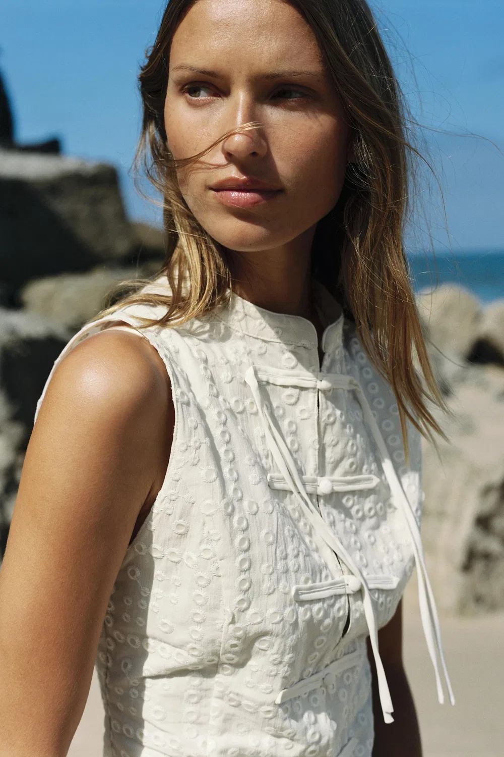 Топ украшена ажурной вышивкой и застежкой в виде лягушки. ZARA, Ecru — фото 3