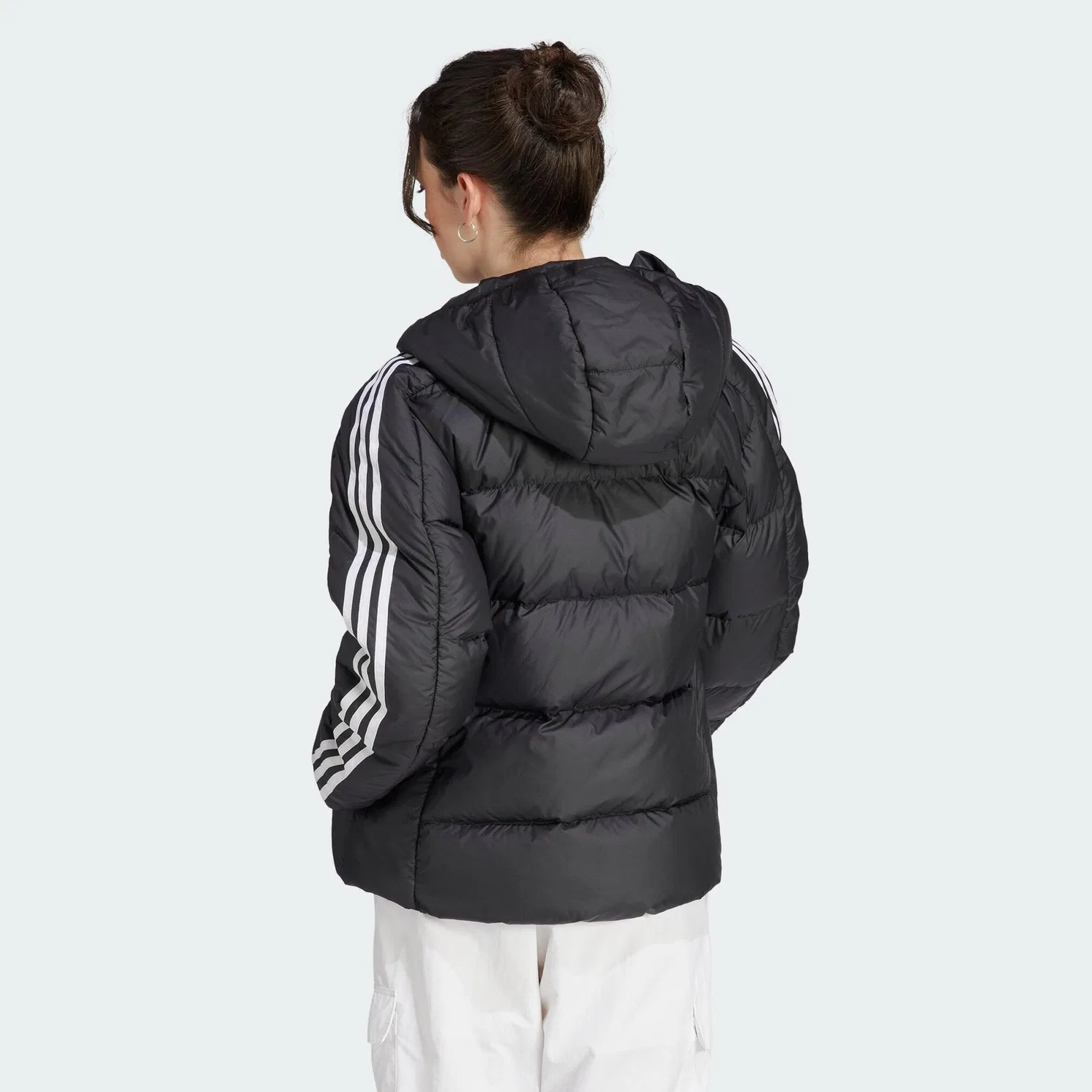 Мужская куртка с капюшоном из переработанных материалов Essentials 3-Streifen Mid Hooded Daunenjacke Adidas, Schwarz — фото 3