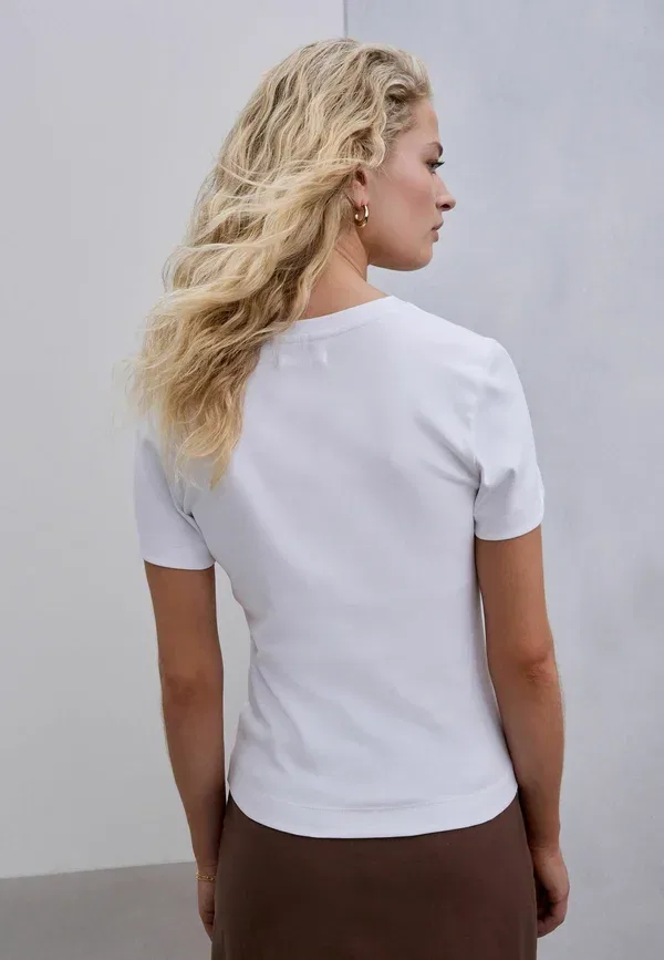 Футболка хлопковая Regular fit V-neck Next White, белый — фото 2