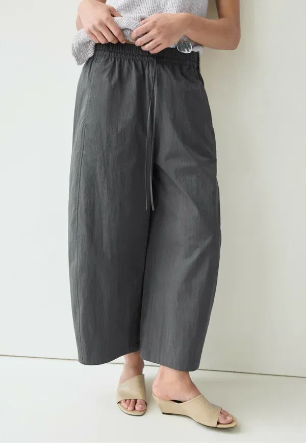 Брюки из хлопка и полиамида, модель Cropped technical barrel fit pants, Massimo Dutti, синий