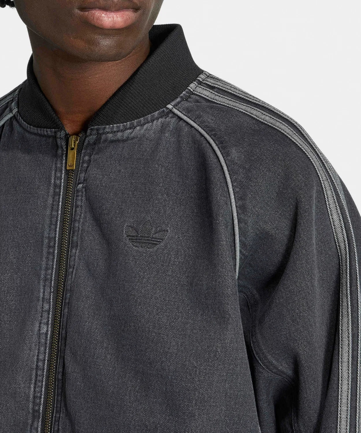 Мужская джинсовая куртка без капюшона с принтом и вышивкой Adidas, Черный — фото 2
