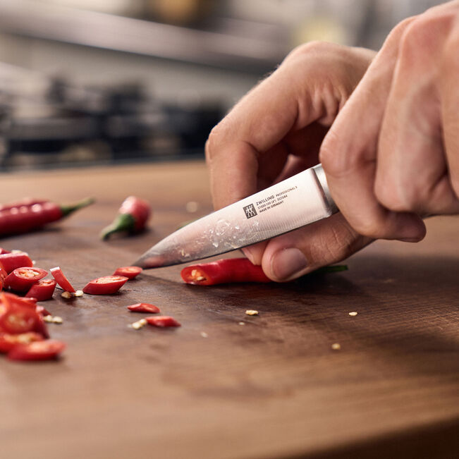 Нож шпиговальный и овощной ZWILLING Professional S, 10 см, черный — фото 3