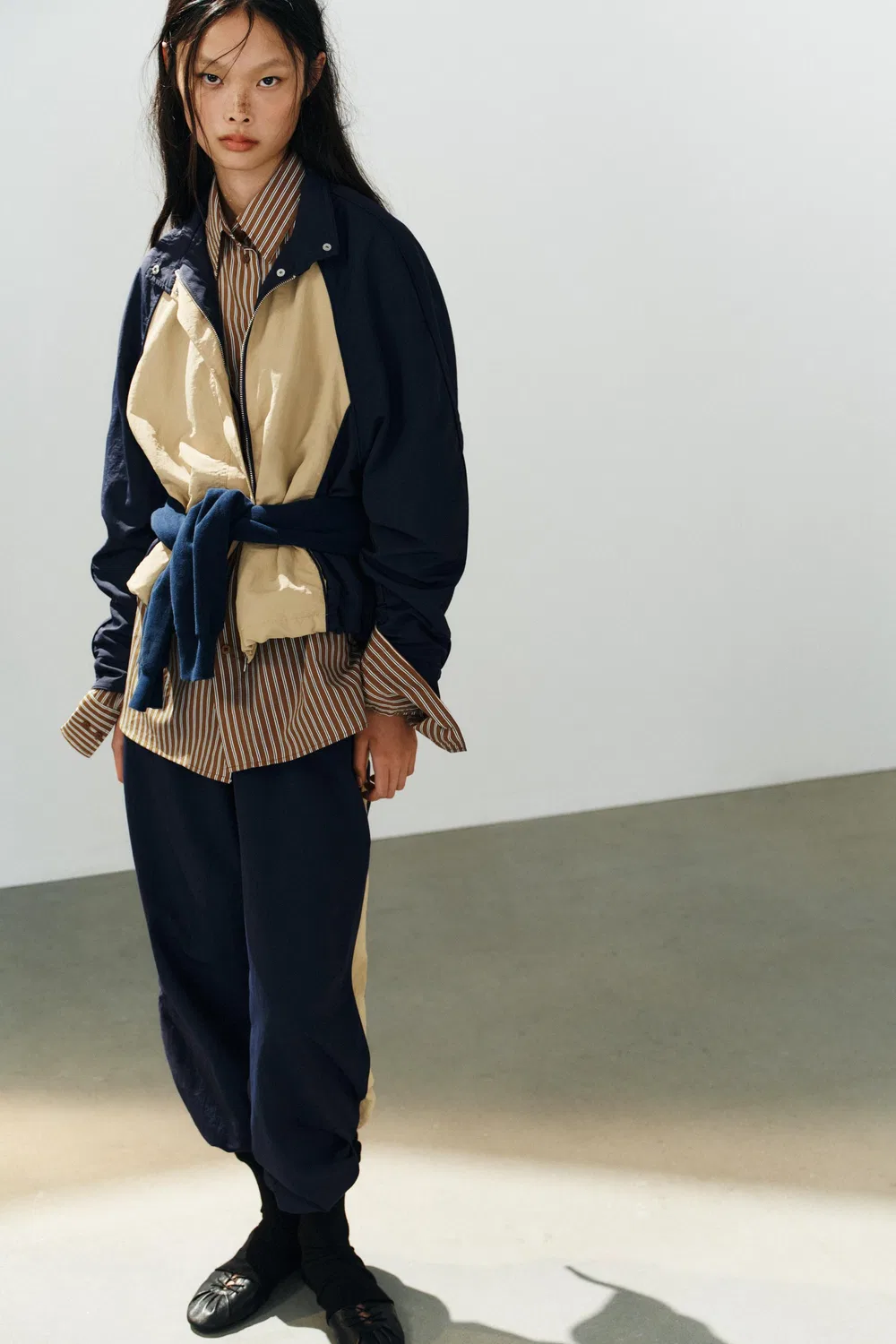 Техническая контрастная куртка ZARA, Beige/Navy — фото 4