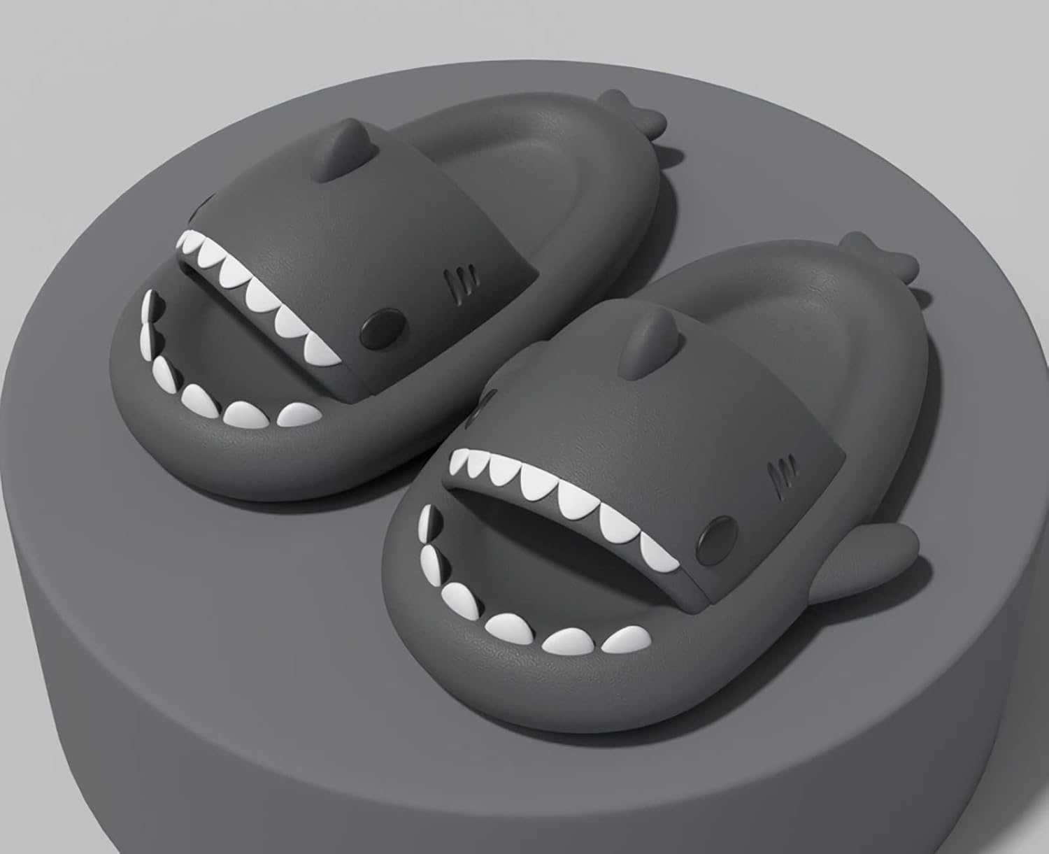 Тапочки Roscylco Shark Cloud, милые шлепанцы с акулой для женщин и мужчин, летние тапочки-сандалии для мальчиков и девочек, спа-платформа, нескользящие пляжные сандалии с открытым носком, душевые тапочки для пары Rosyclo, светло-серый — фото 2