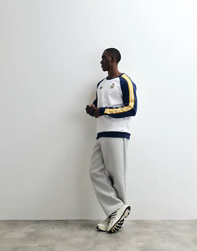Спортивная футболка Adidas Performance Real Madrid Originals Crew Sweat белого/темно-синий — фото 2