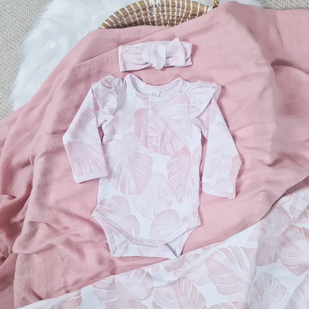 Детский боди с цветочным принтом и длинным рукавом с оборкой Minky Myles, White