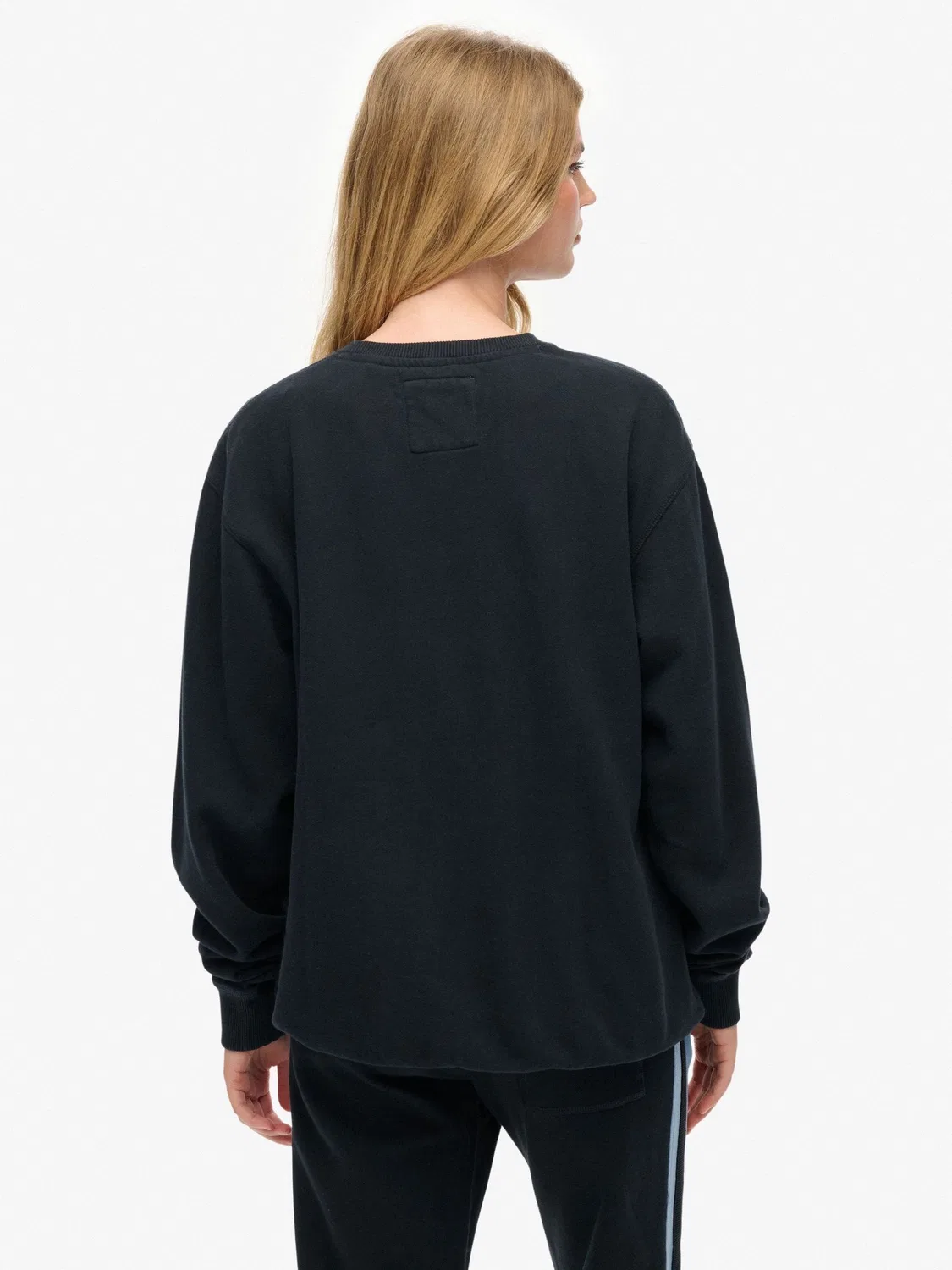 Толстовка Athletic Essentials Relaxed Crew Superdry, синий — фото 2