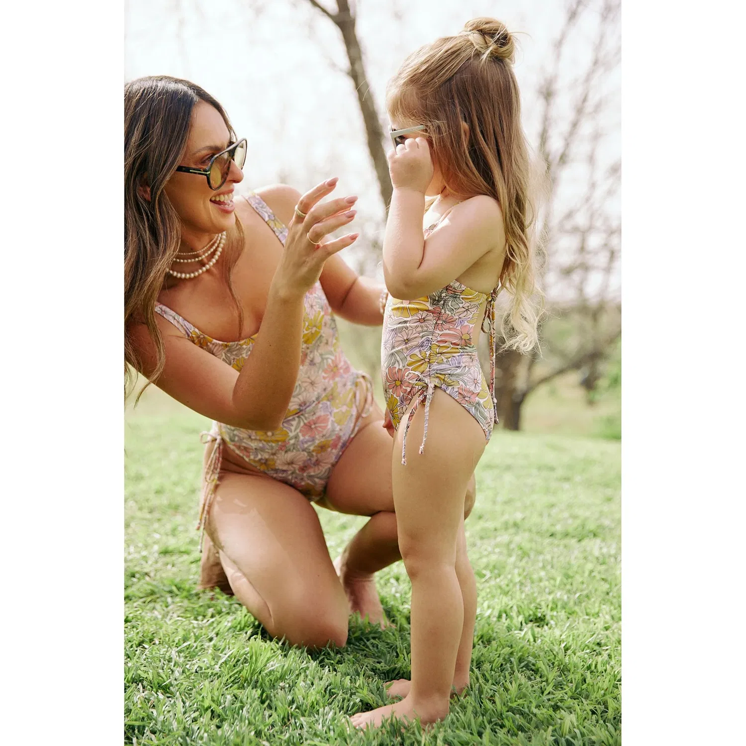 Детский купальник слитный с цветочным принтом Soft Bloom Criss Cross Back Gottex Kids, мультиколор — фото 3