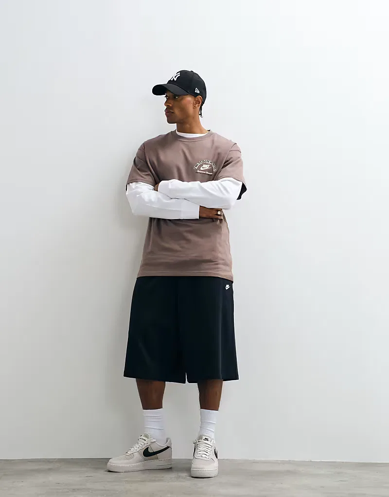 Футболка Nike с графическим принтом в виде фургона с мороженым на спине, коричневый — фото 2