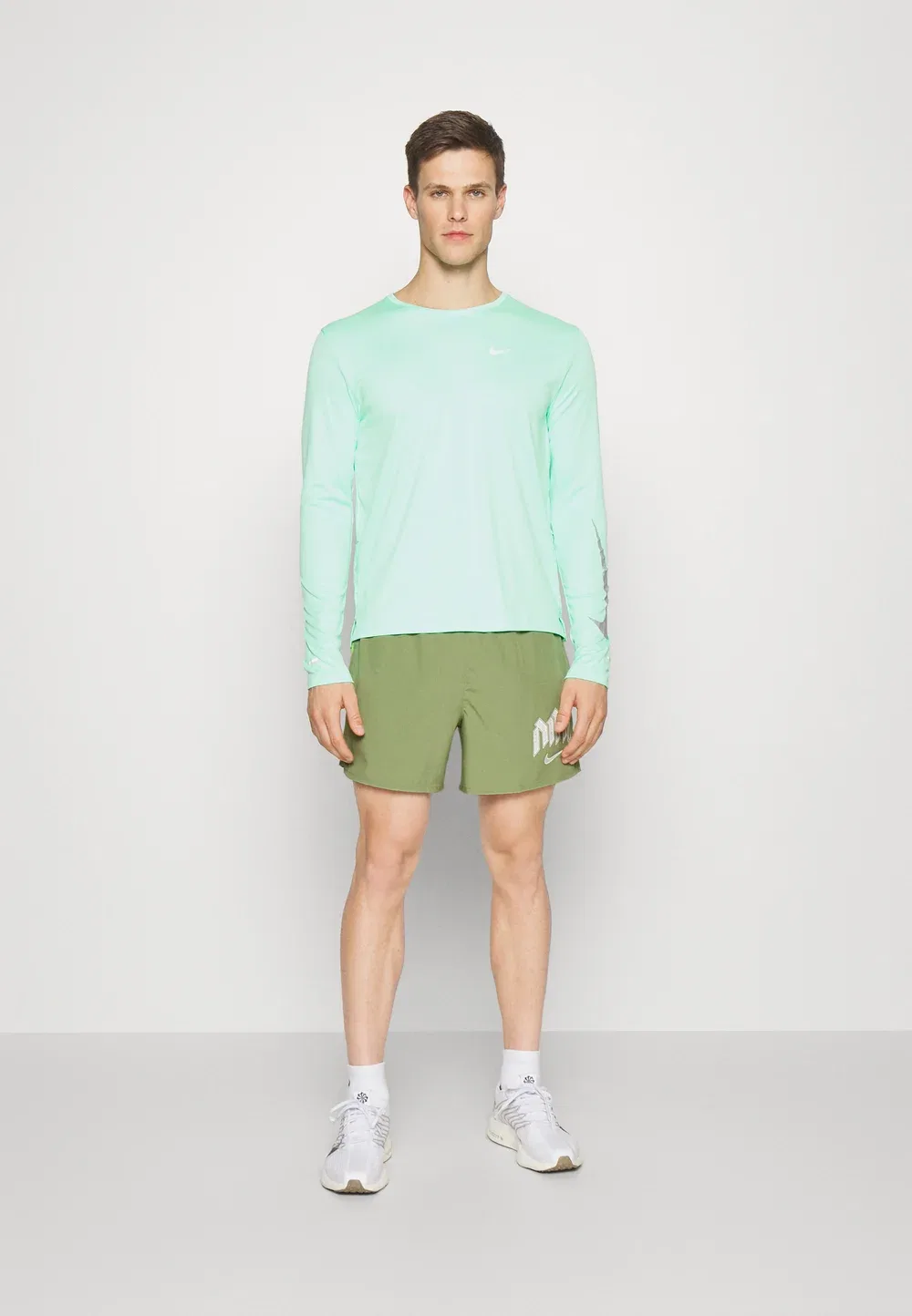 Nk df rn dvn chlngr shrt 5b - спортивные шорты Nike Performance, Oil Green/Action Green/Reflective Silver — фото 2
