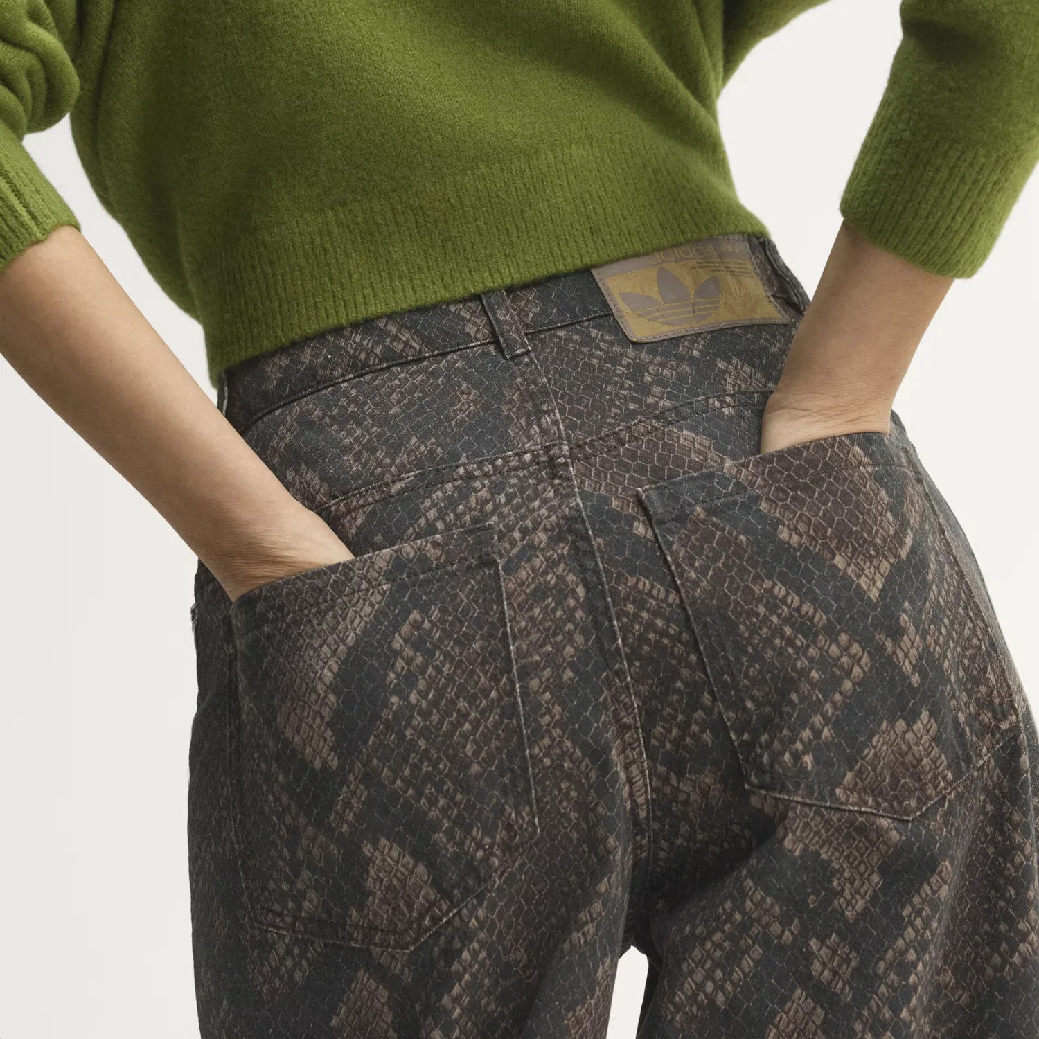 Женские джинсы свободного кроя с принтом змеиной кожи Snake Print Denim adidas Originals, Earth Strata/Aurora Coffee — фото 3