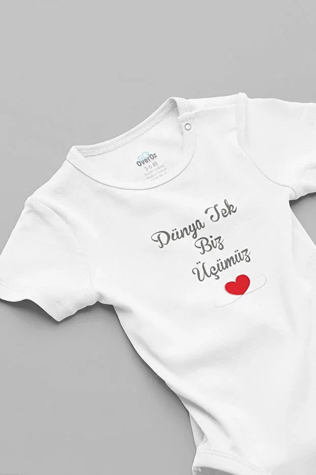 Детское боди для новорожденных с принтом Mom and dad written bodysuit, the world is just us three written baby bodysuit 5922 Overoz, White