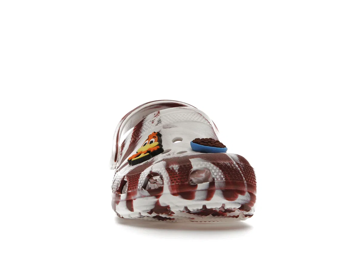 Детские кроксы с вентиляционными отверстиями Crocs Classic Clog Cocoa Puffs, белый/гранатовый — фото 2
