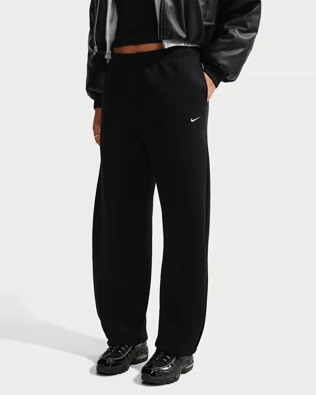 Женские свободные плиссированные брюки на кнопках Nike Studio Fleece Medium Weight, Total Black/Sail — фото 2