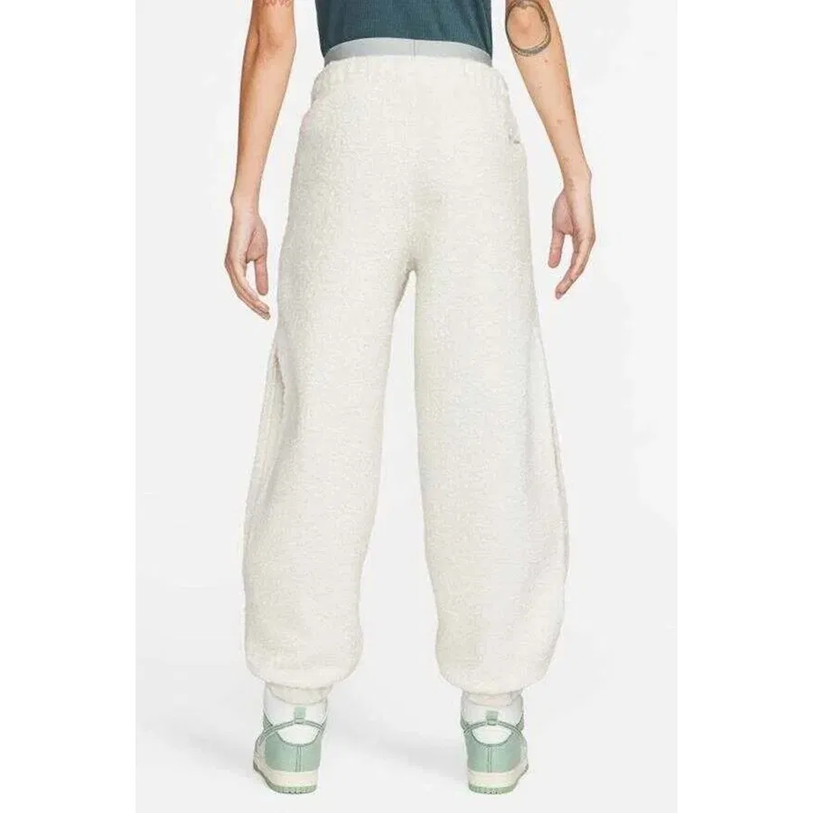 Женские джоггеры из флиса с высоким поясом Sportswear Collection Sherpa Loose Fit High Rise Jogger Nike, Серо-бежевый — фото 2