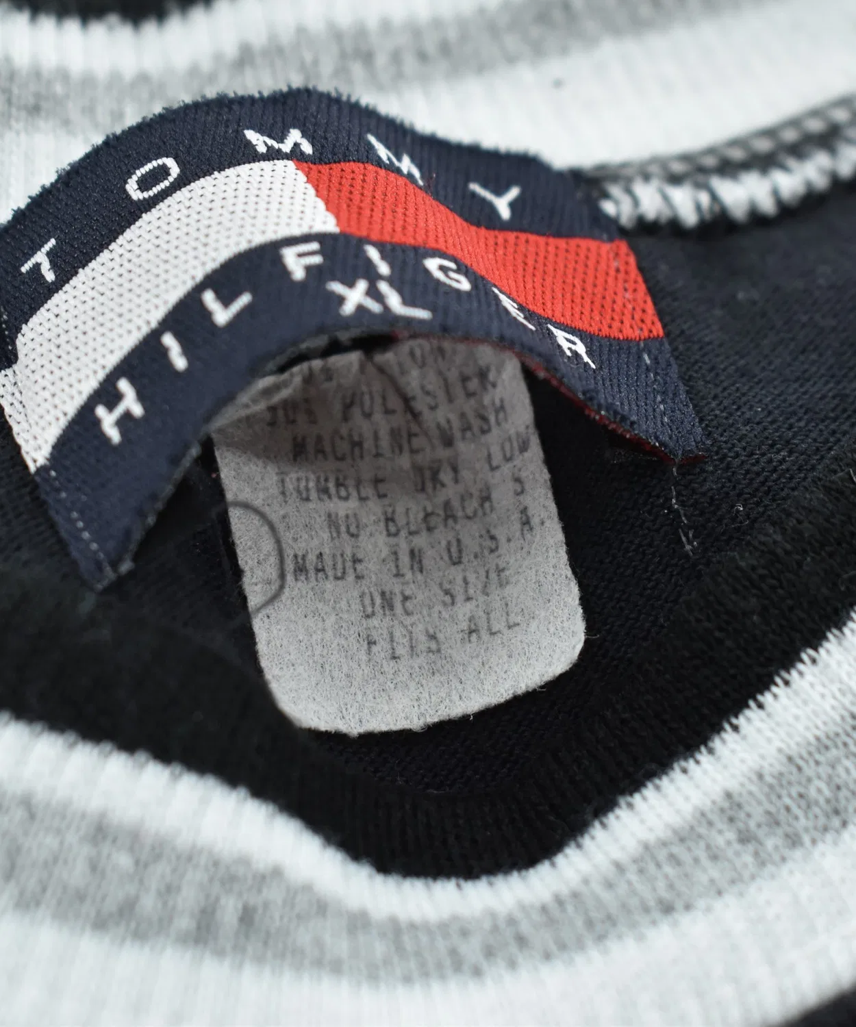 Винтажная футболка Tommy Hilfiger с логотипом, черная — фото 4