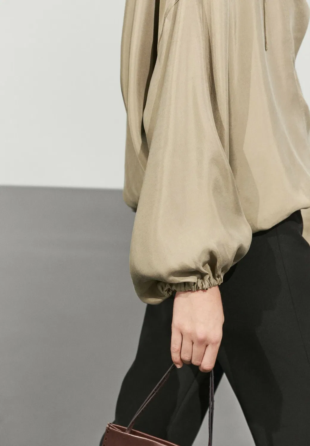 Струящаяся блузка с завязками на воротнике - блузка Massimo Dutti, Sand — фото 4