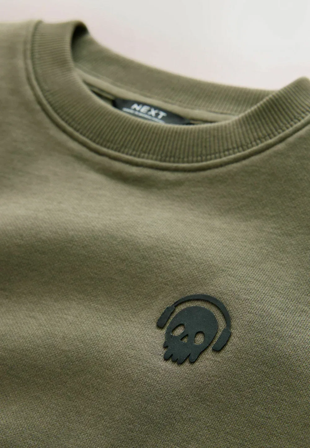 Свитер с круглым вырезом, стандартного кроя Next, Khaki Green Skull Logo — фото 2