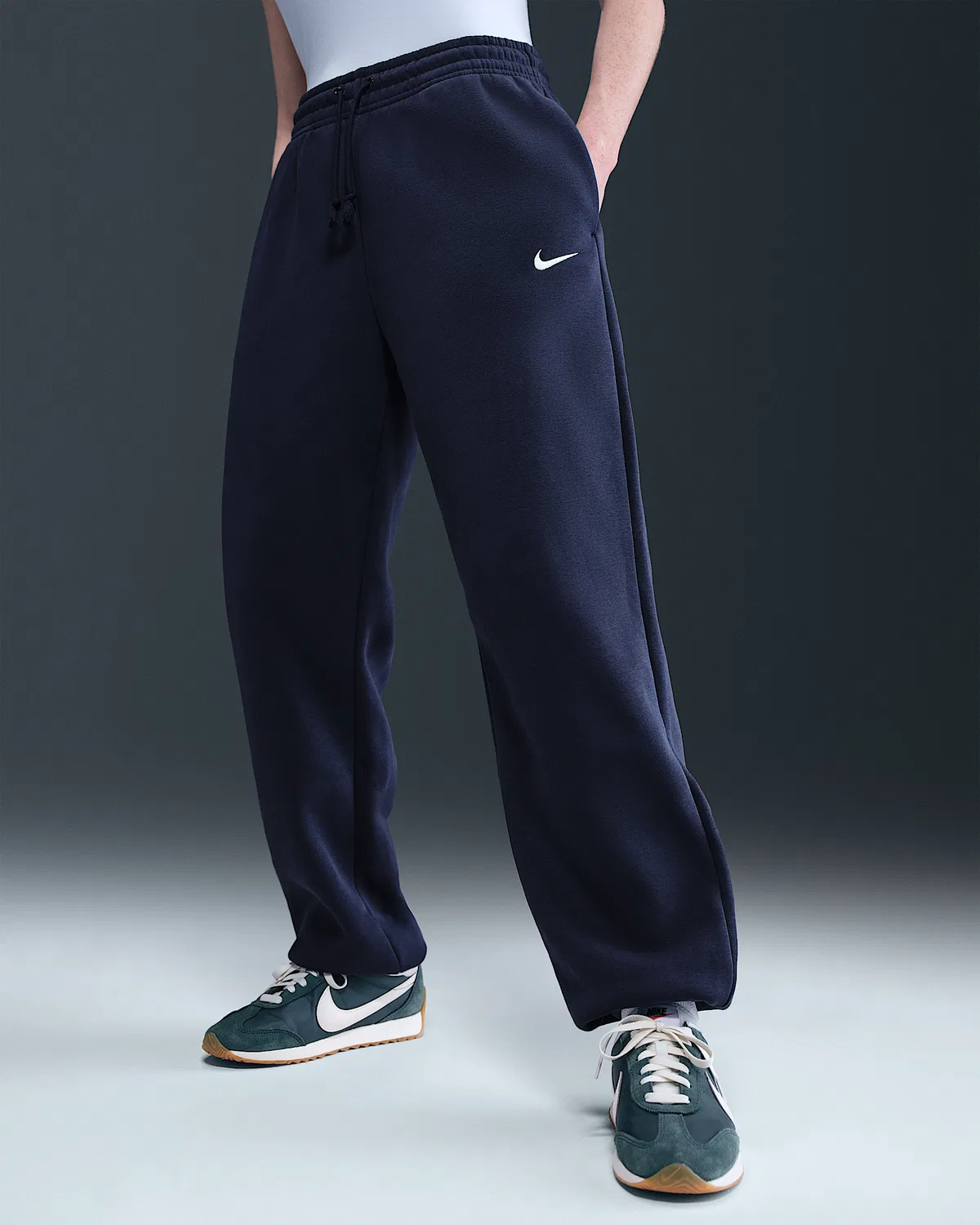 Женские свободные спортивные штаны с завышенной талией Nike Sportswear Phoenix Fleece, Midnight Navy/Sail — фото 2