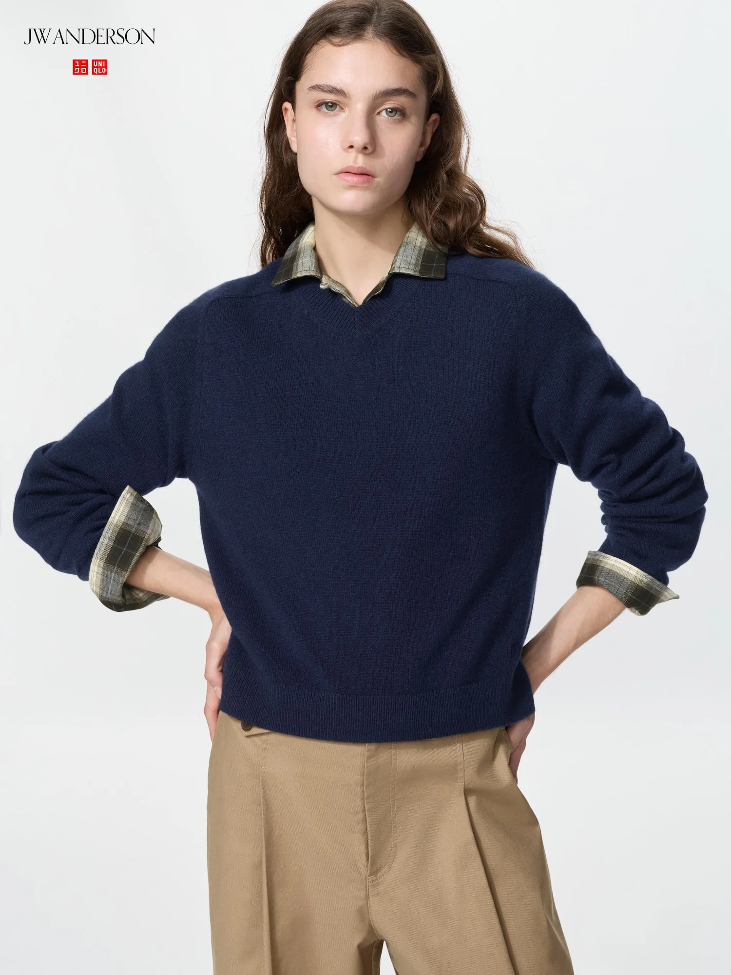 Свитер Uniqlo x JW Anderson Cashmere с V-образным вырезом, 69 темно-синий