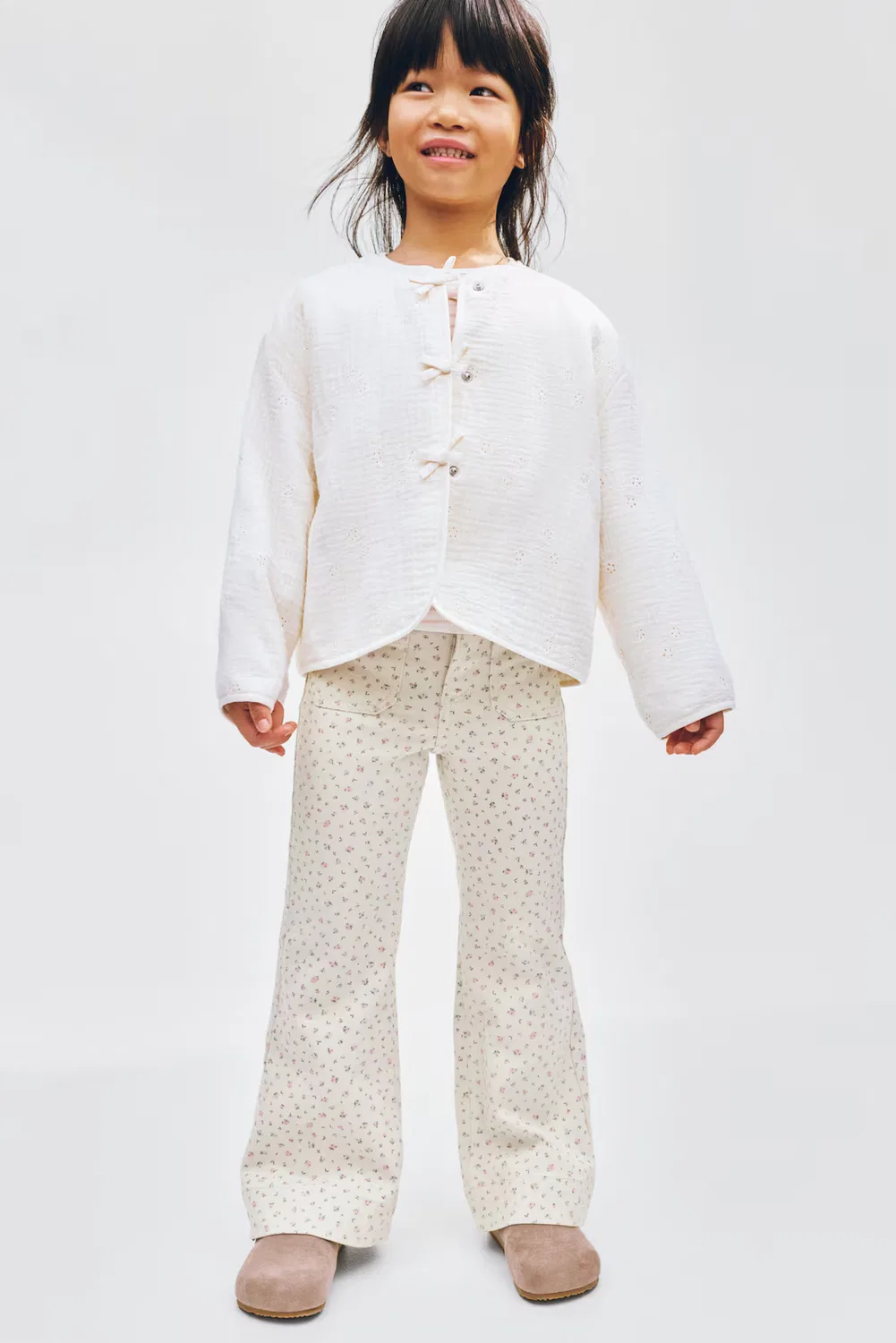 Расклешенные джинсы H&M, Cremefarben/Geblümt
