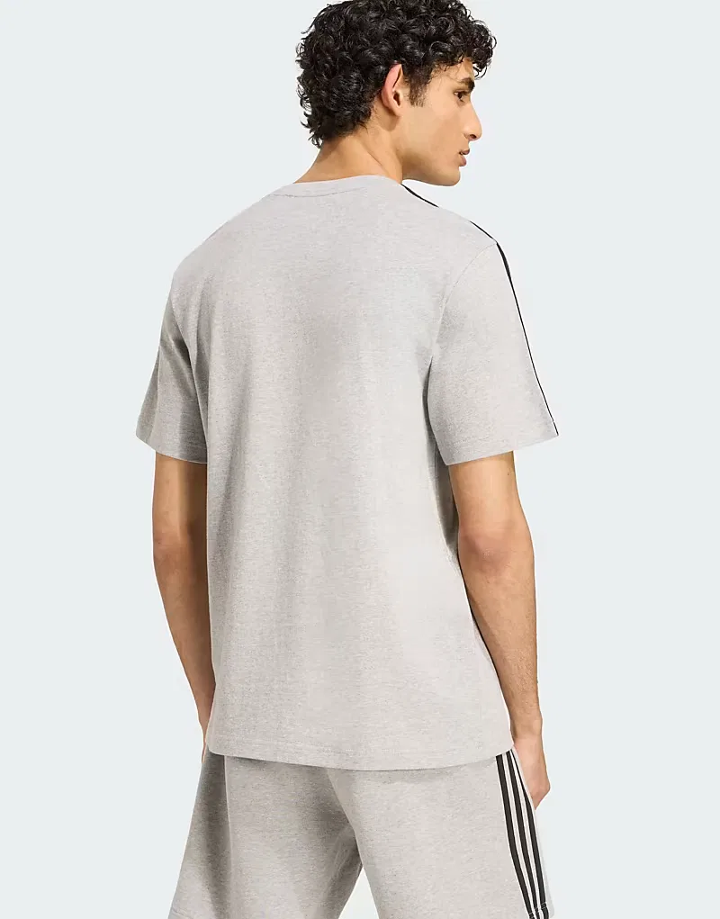 Футболка Adidas Performance Essentials с тремя полосками, расположенными на левой стороне груди, серо-белого — фото 2