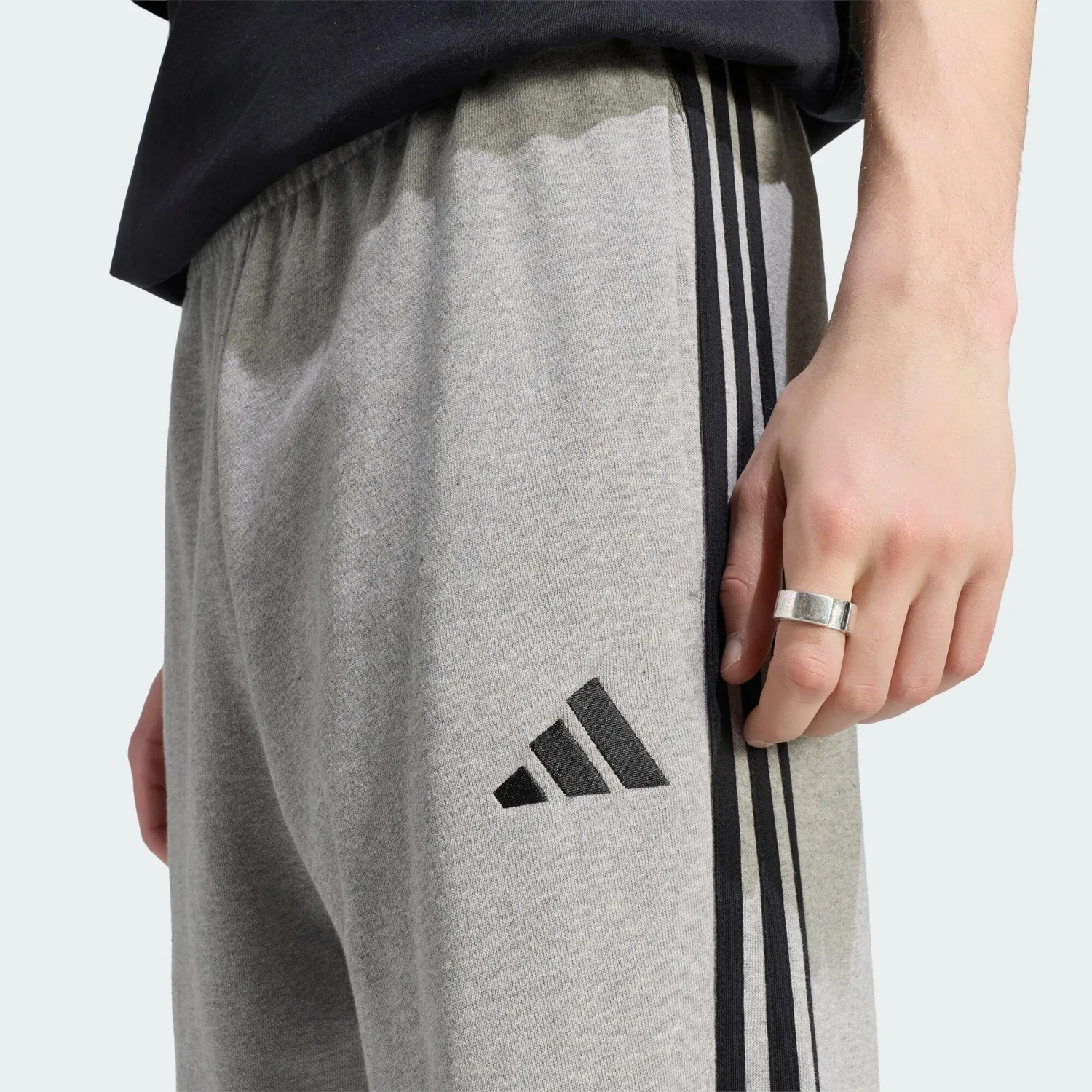 Мужские спортивные штаны с зауженным кроем Essentials 3-Streifen Adidas, Grau Weiss — фото 4
