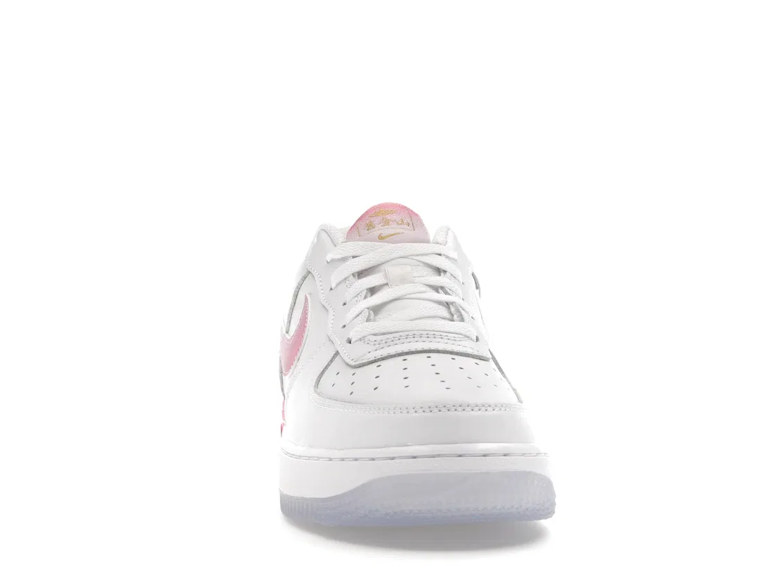 Детские кроссовки Lifestyle Nike Air Force 1 Low LV8 San Francisco Chinatown Lotus Flower, White/Lotus Pink-Yellow Gold-Blue Jay-Pink Foam-Black — фото 2