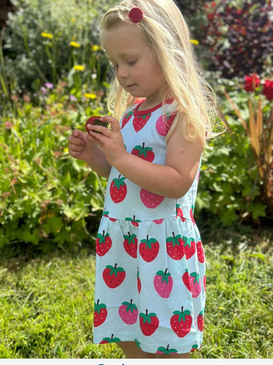 Платье Toby Tiger Bio-Baumwoll Kinder Sommerkleid mit Erdbeer-Druck небесно-голубого цвета — фото 3