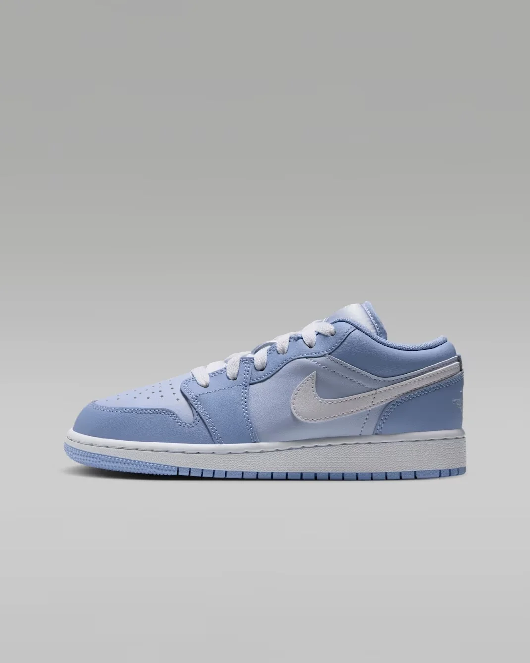 Кроссовки подростковые Nike Air Jordan 1 Low, голубой/белый