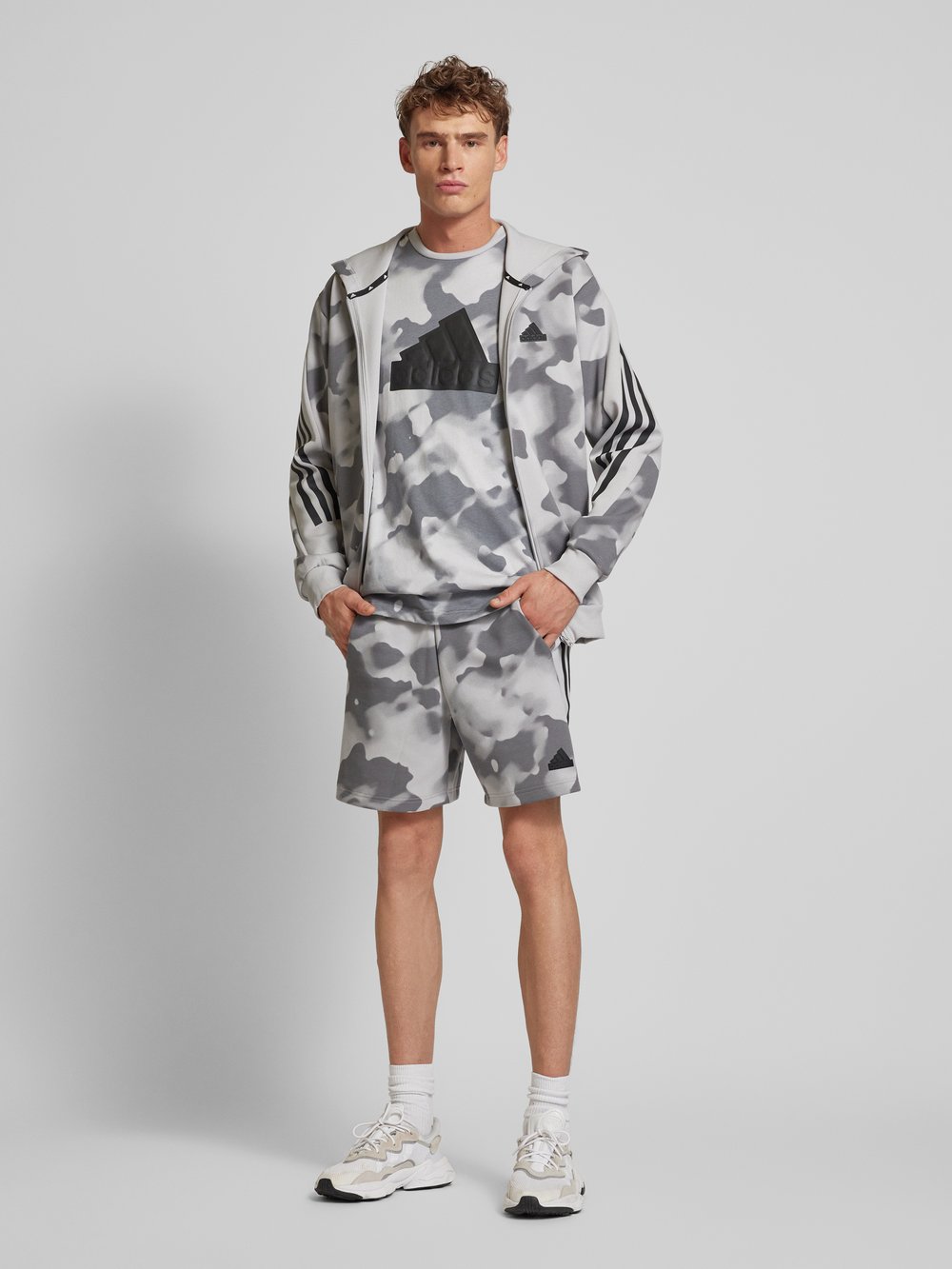 

Толстовка с нашивкой-лейблом ADIDAS SPORTSWEAR, светло-серый