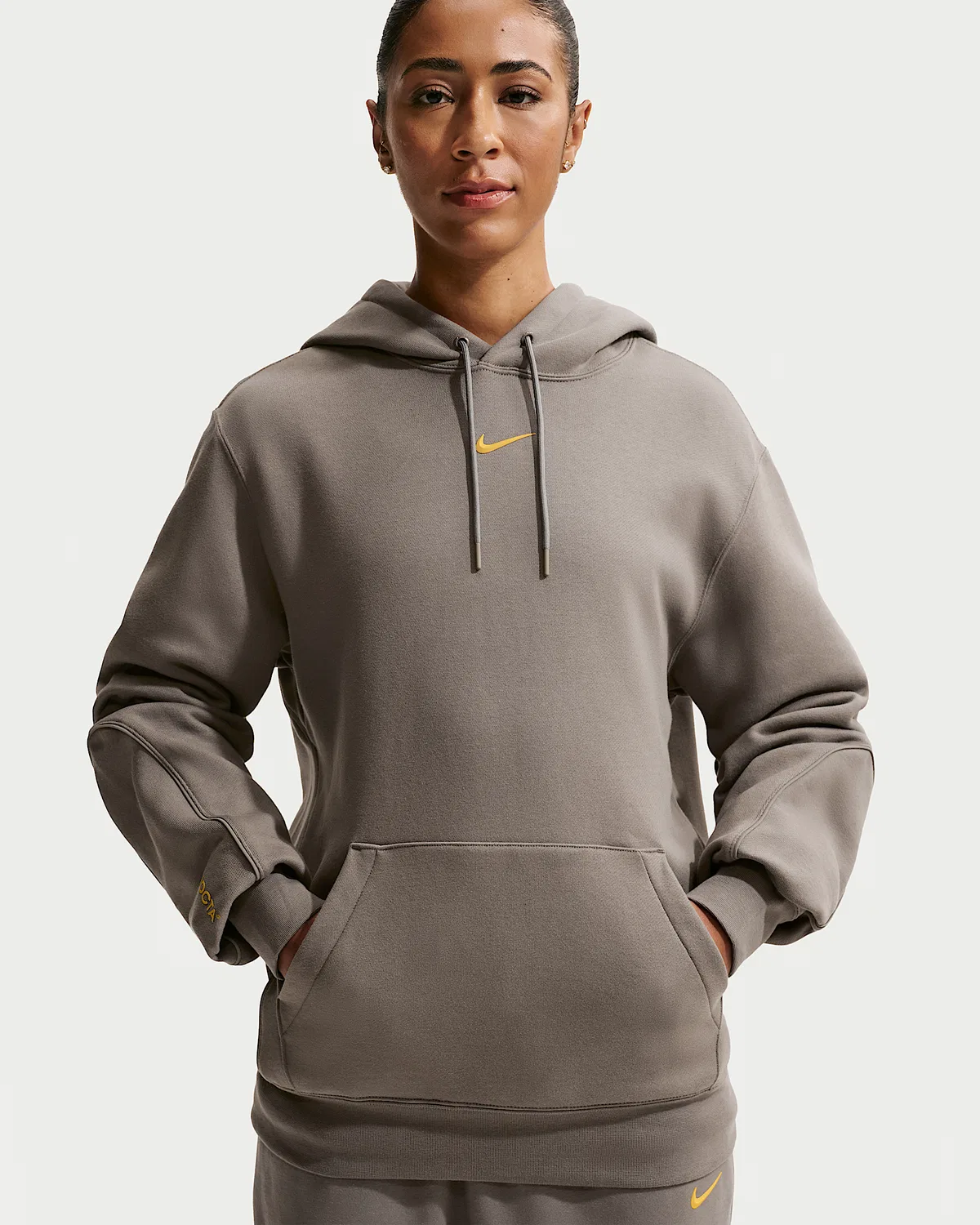 Флисовая худи CS Hoodie 2 NOCTA, Olive Grey/Olive Grey/Yellow Ochre — фото 2
