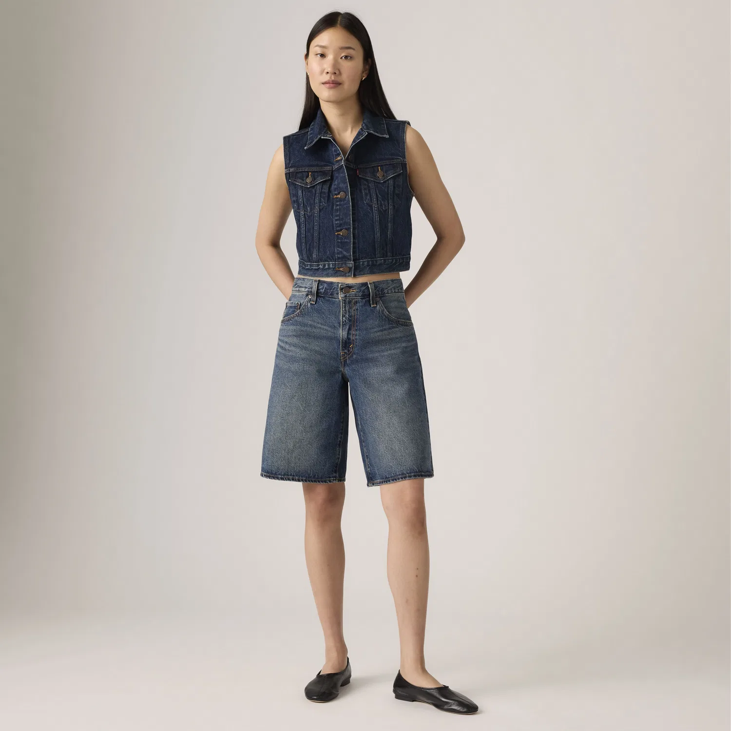 Свободные джинсовые шорты в стиле "папины шорты" Levi's, Dark Wash