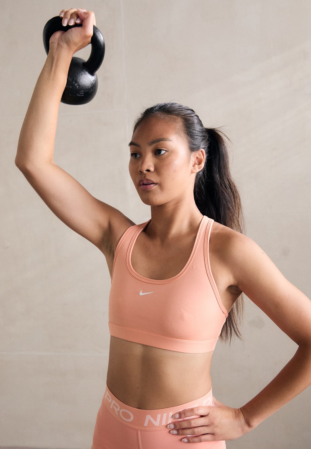 

Спортивный бюстгальтер с легкой поддержкой BRA Nike Performance, оранжевый