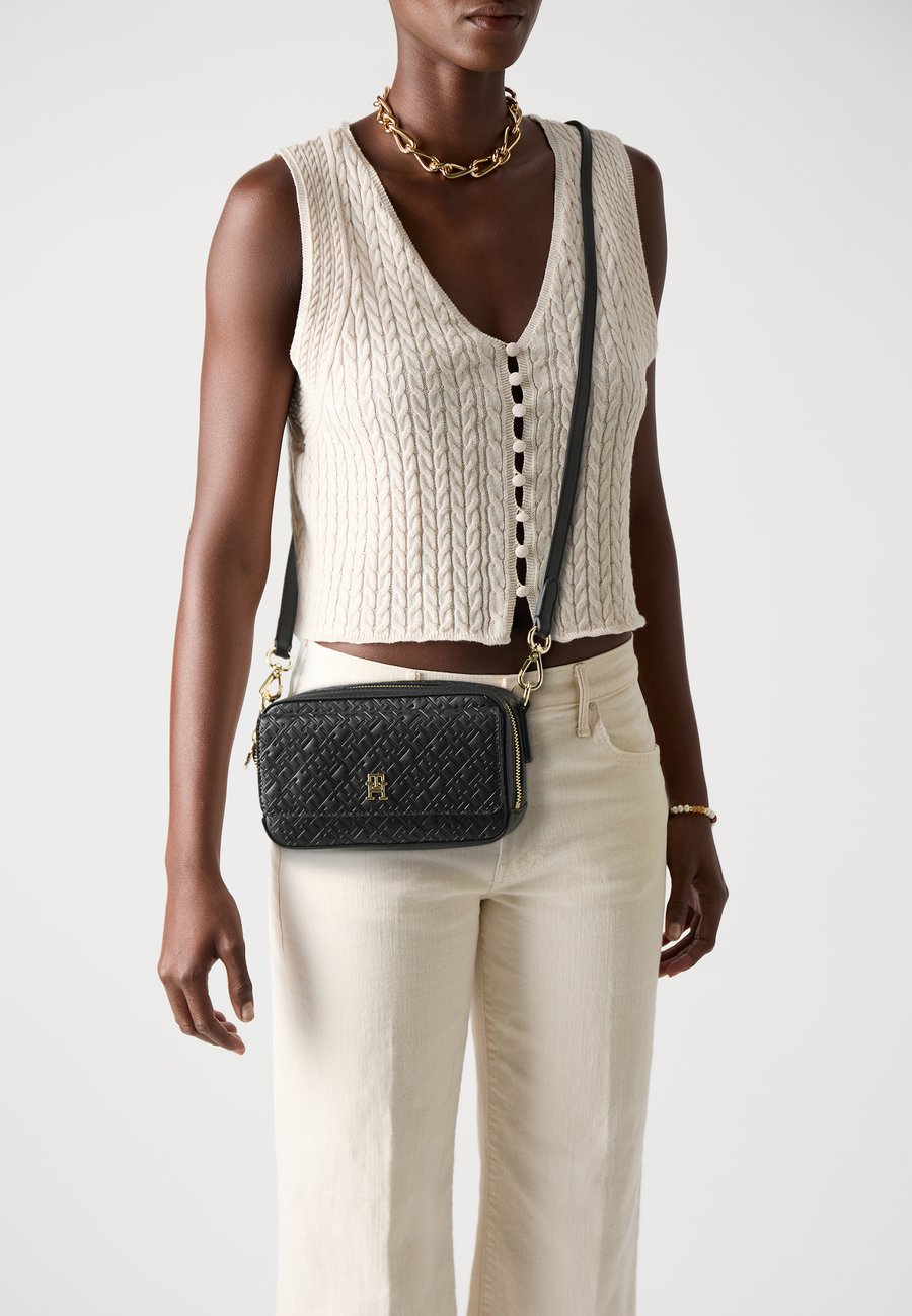 

Сумка кросс-боди Tommy Hilfiger ICON CAMERA BAG MONO, Black