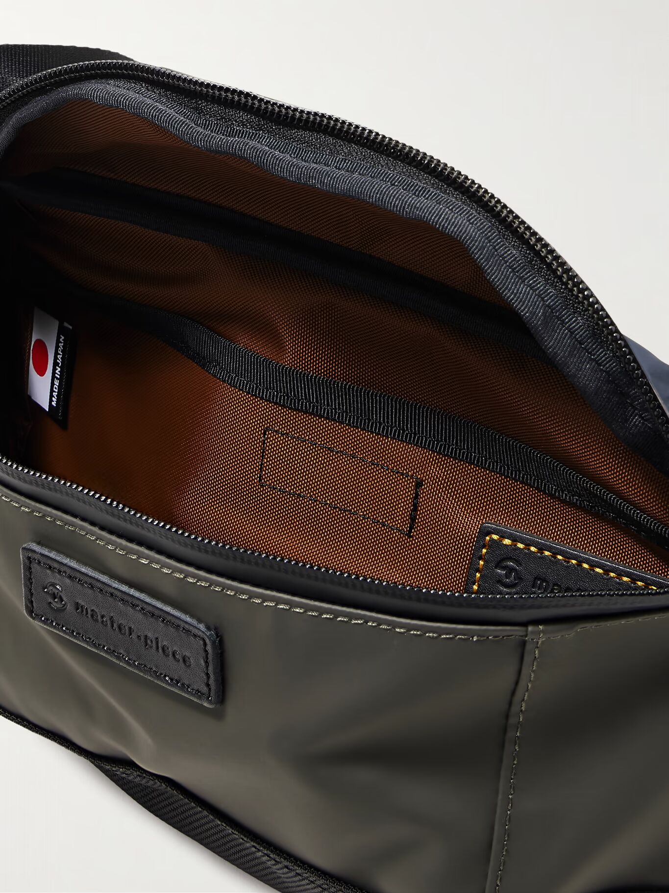 

Гладкий прорезиненный корпус и поясная сумка из баллистического нейлона CORDURA MASTER-PIECE, серый