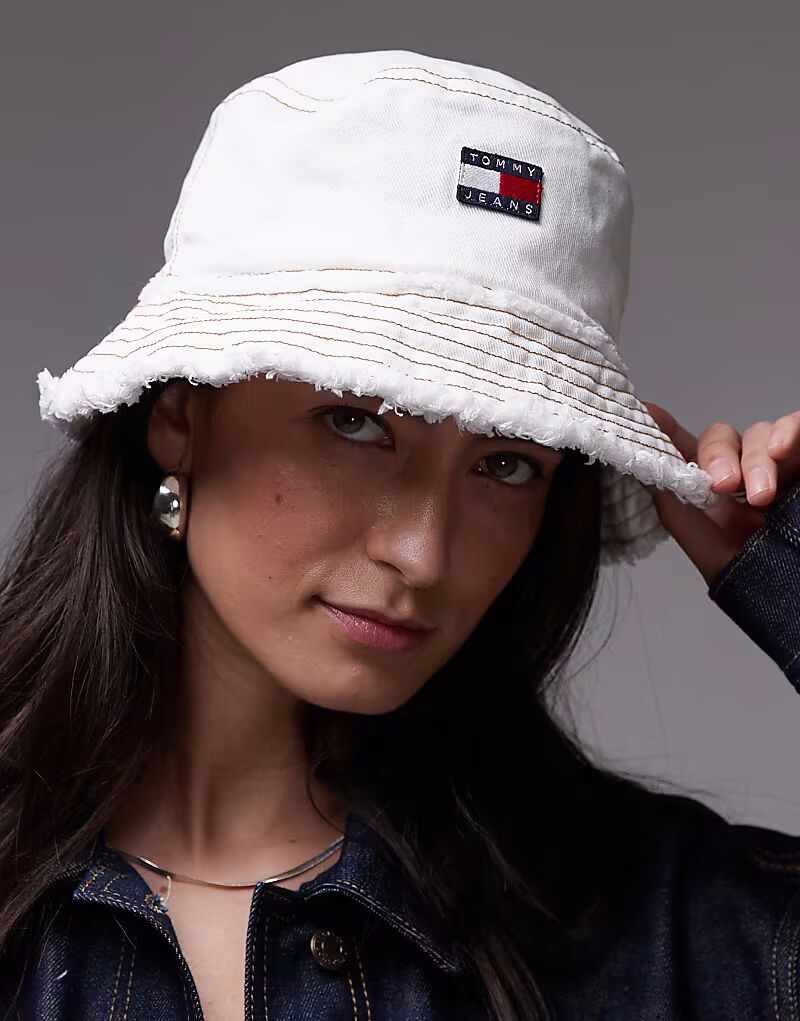 

Шляпа-ведро Tommy Jeans из денима с потертостями цвета экрю