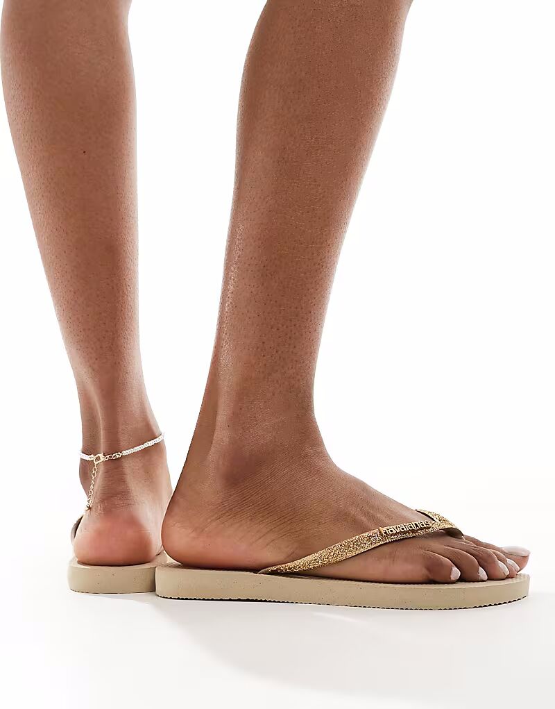 Тонкие блестящие шлепанцы Havaianas золотисто-песочного цвета — фото 3