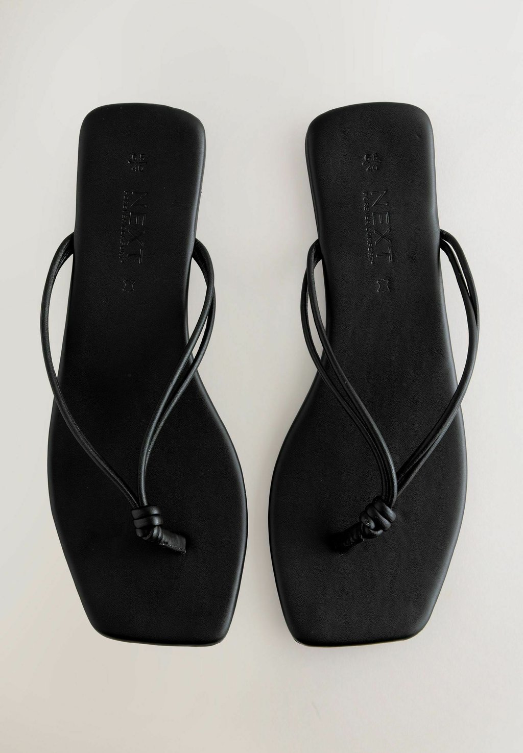 Сандалии с Т-образной застежкой STANDARD WIDE FIT-FOREVER COMFORT KNOTTED TOE Next, цвет Mottled Black — фото 4