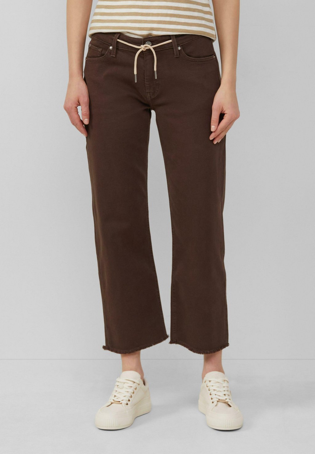 

Джинсы прямого кроя CROPPED KAROLIN MID RISE OFFENER SAUM s.Oliver, коричневый